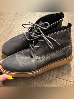 Black reef boots